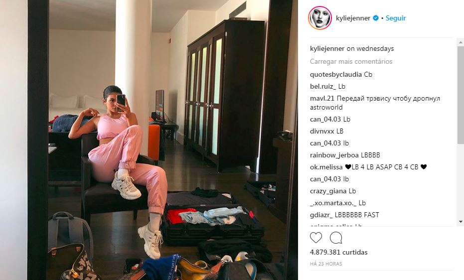 kylie-jenner-pink-look Kylie Jenner com look rosa à la meninas malvadas