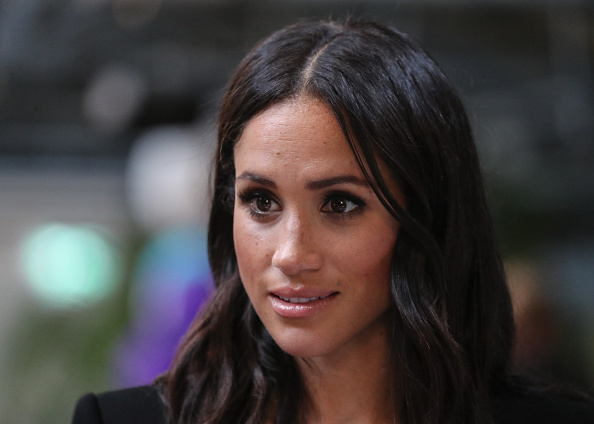 Quebra de protocolo? O sutiã à mostra de Meghan Markle causou na web