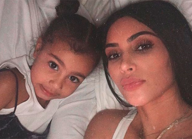 Kim Kardashian e North West usam o mesmo penteado. É muita fofura!