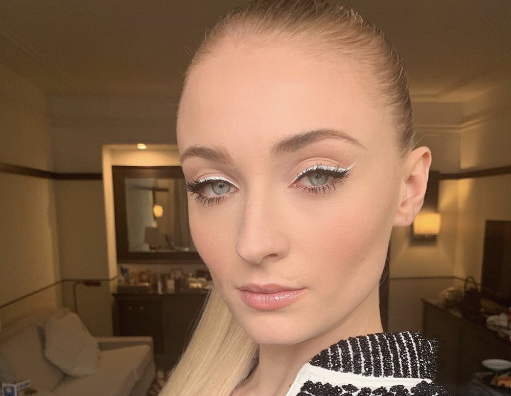 Chinelo de coelho de Sophie Turner é o calçado mais fofo que já vimos