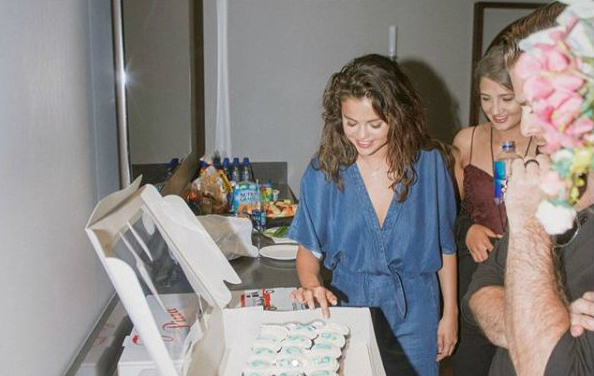 Taylor Swift deu um jeitinho de celebrar o aniversário de Selena Gomez