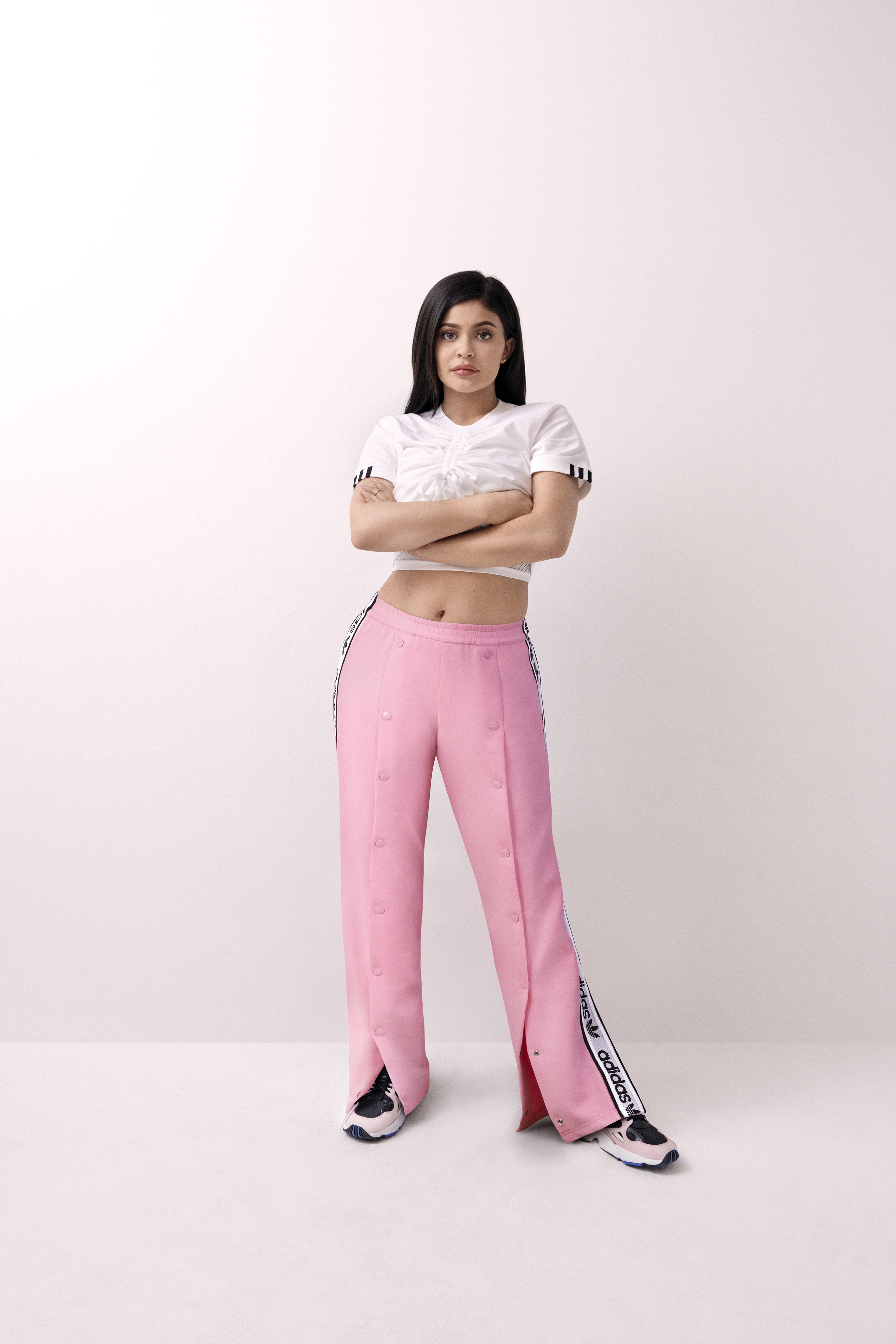 Kylie-jenner- adidas-originals-tênis-falcon Kylie Jenner toda linda de rosa millennial com o tênis Falcon na campanha da Adidas Originals