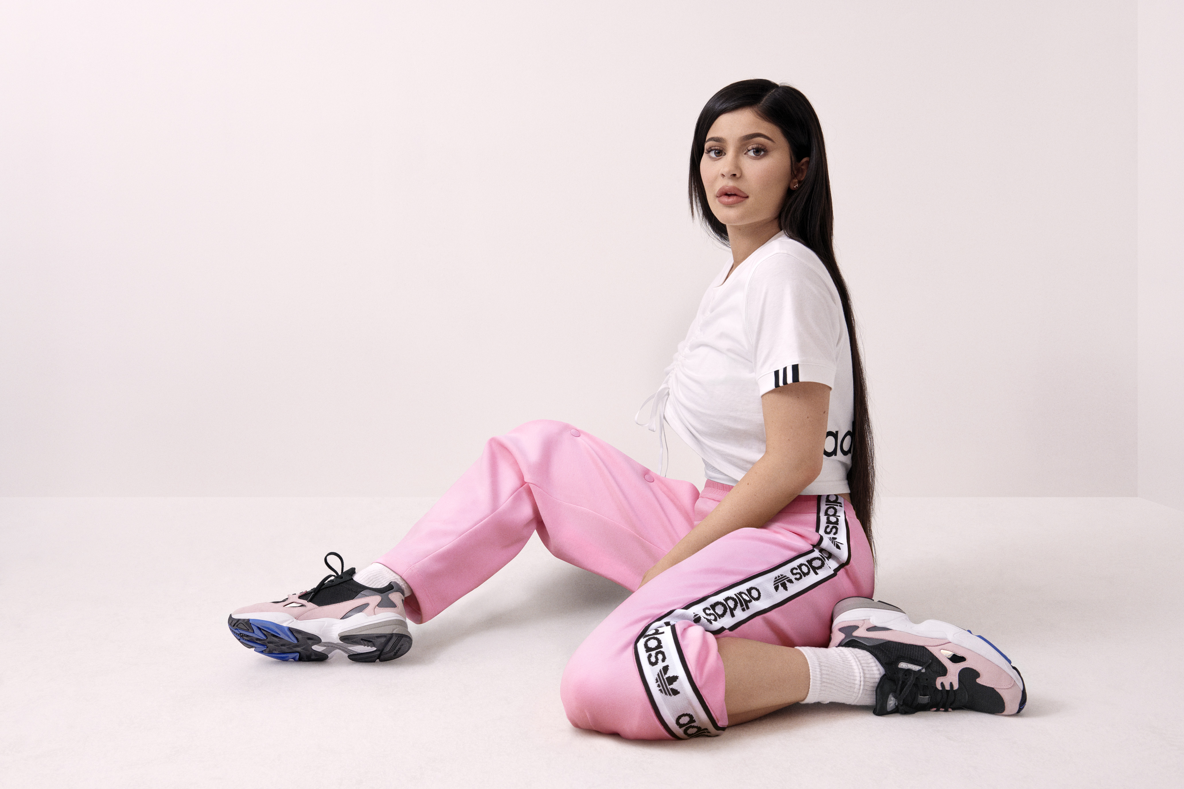 Kylie-jenner- adidas-originals-tênis-falcon Kylie-jenner- adidas-originals-tênis-falcon