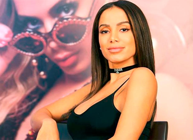 Anitta para show e dá bronca em grupo que estava brigando