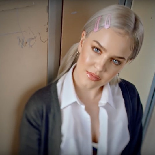 Anne-Marie te ajuda a descobrir qual era o hit do seu aniversário em 2002