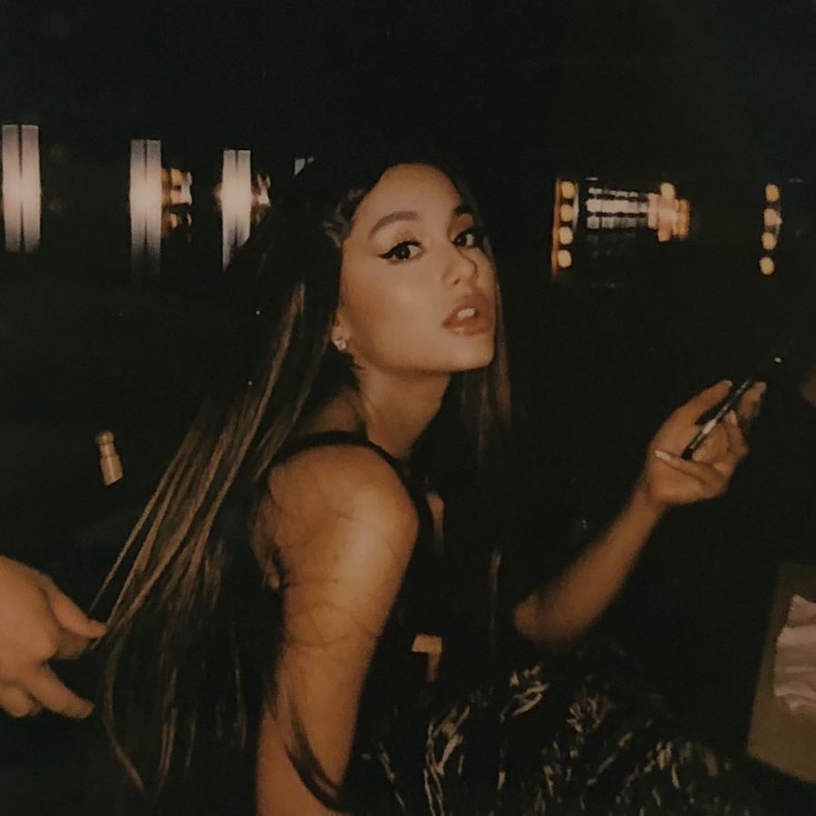 Ariana Grande fez sua maior tatuagem até agora e é muito fofa!