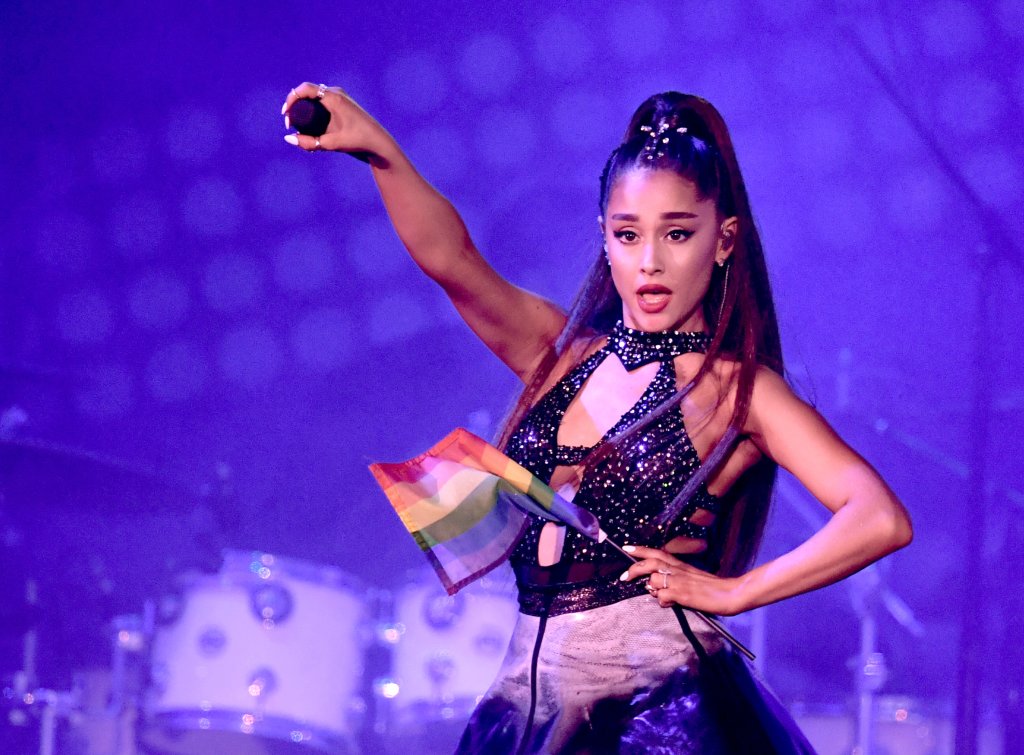 Ariana Grande interrompe show para atender a pedido inusitado de fã