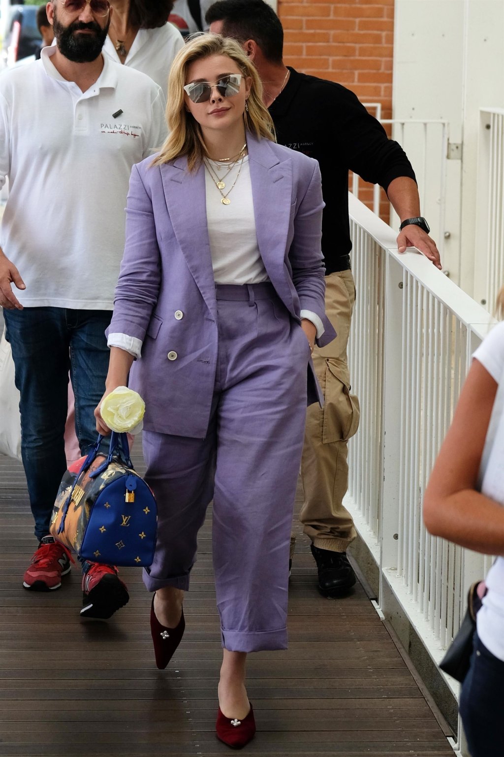 Look do Dia: Chloë Moretz ficou uma verdadeira girlboss com esta produção