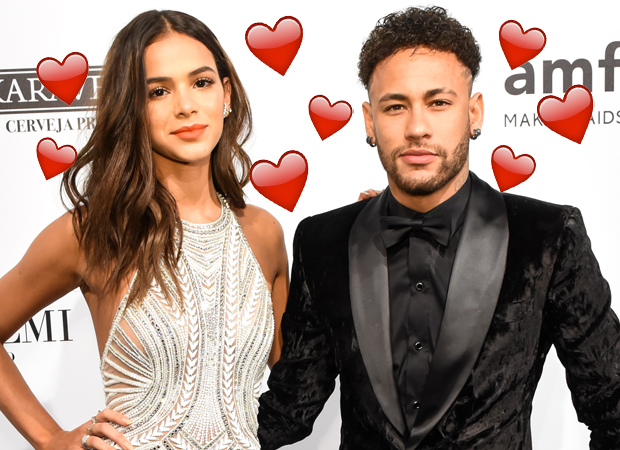 Bruna Marquezine e Neymar assistem a desfile em Paris juntinhos