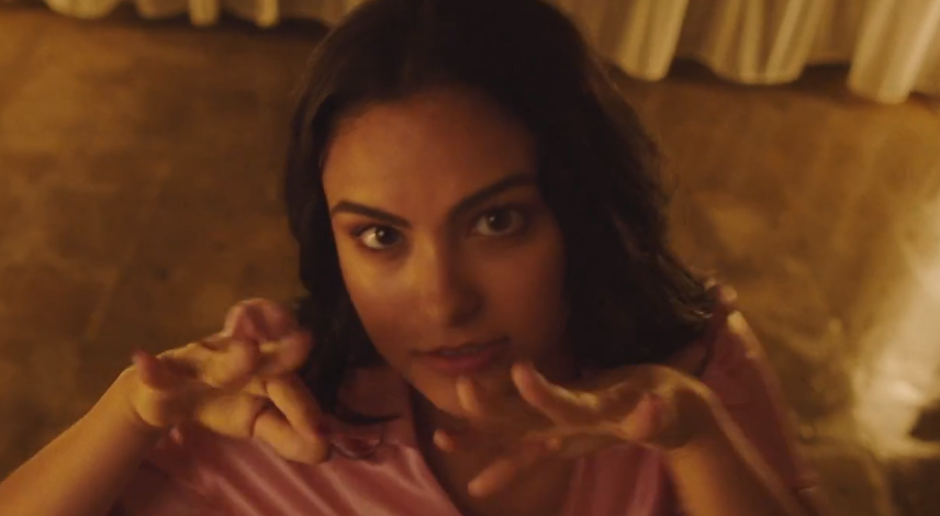 Camila Mendes dança muito no clipe de Side Effects, do The Chainsmokers