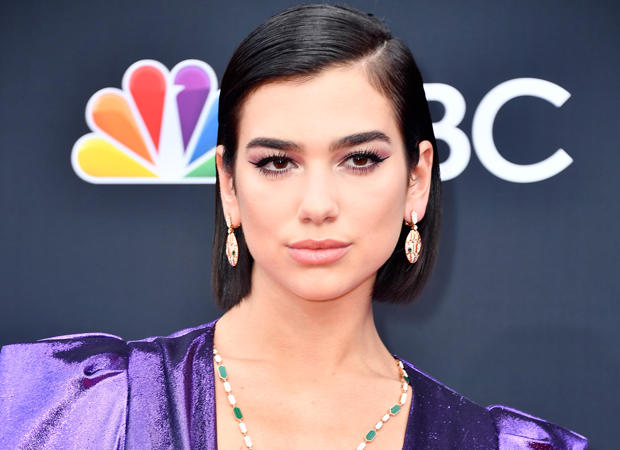 Duas cores? Dua Lipa aposta em cabelo loiro ~diferentão~