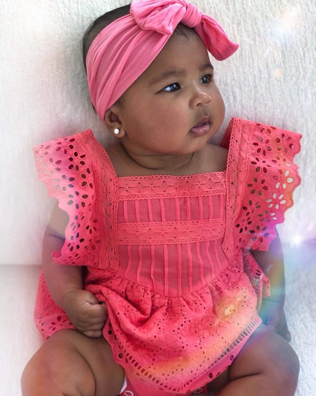 Presentão! A filhinha de 4 meses da Khloé Kardashian ganhou um ~carro~