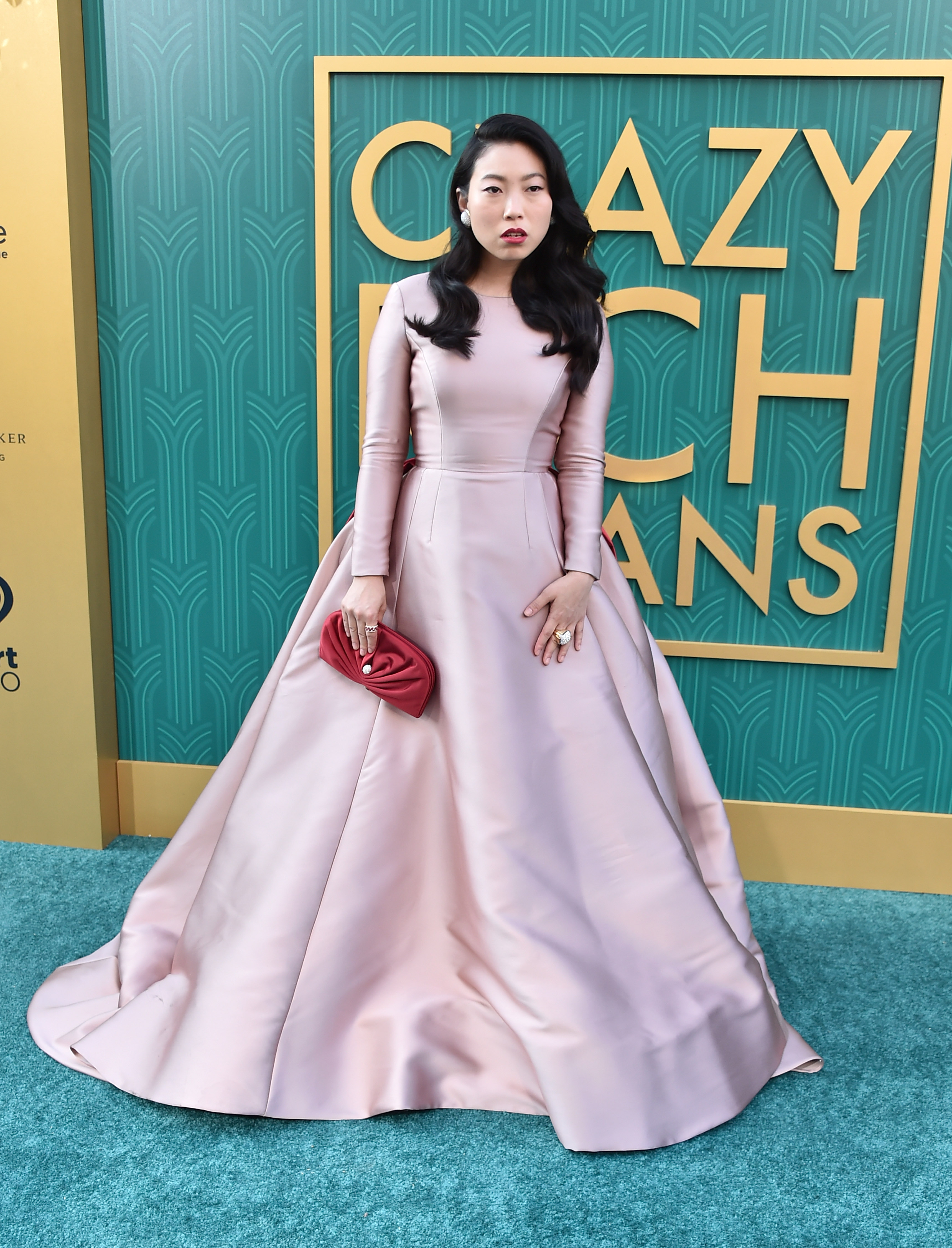 O look de red carpet da atriz Awkwafina.