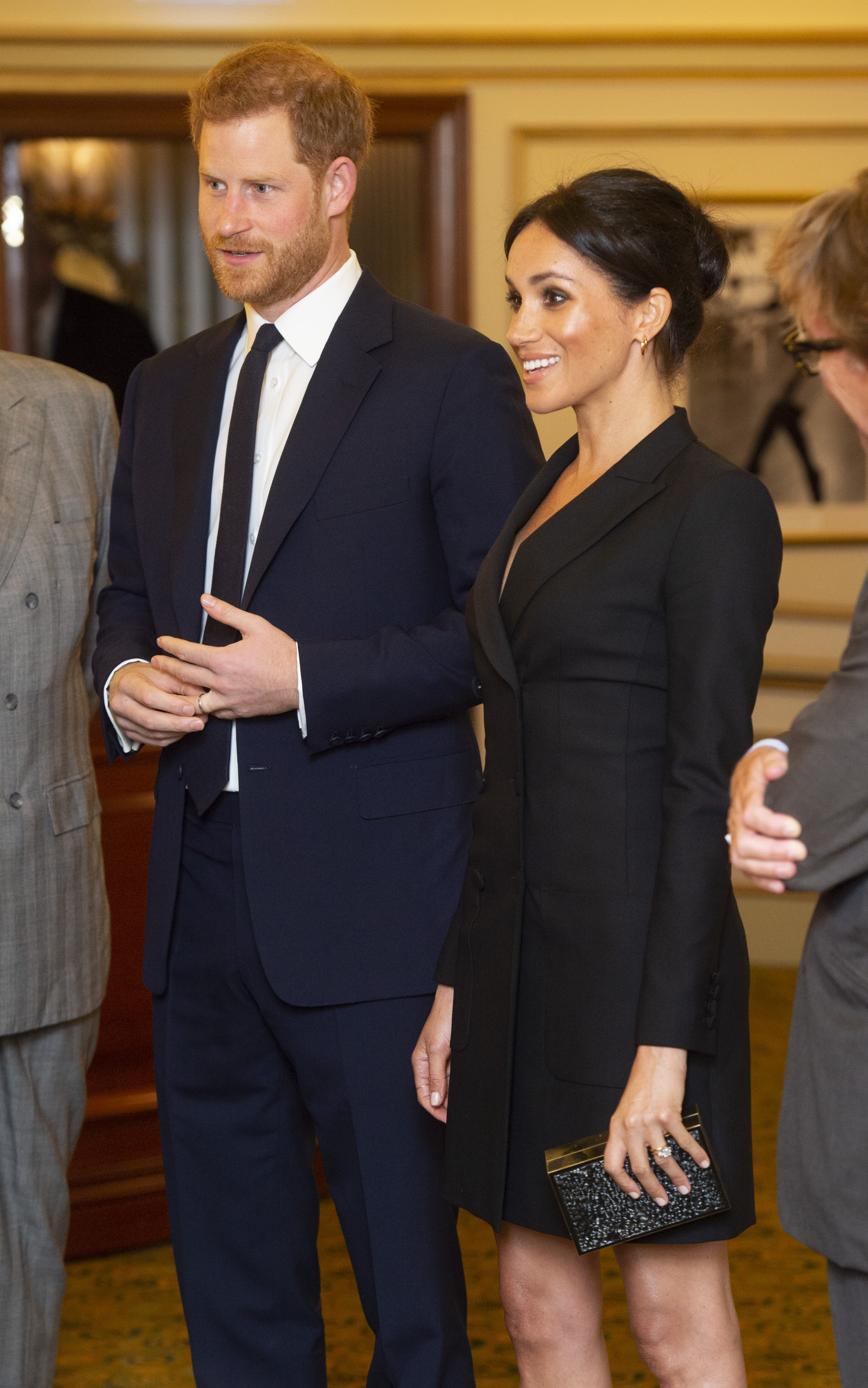 Meghan Markle e seu vestido-blazer durante um evento em Londres.