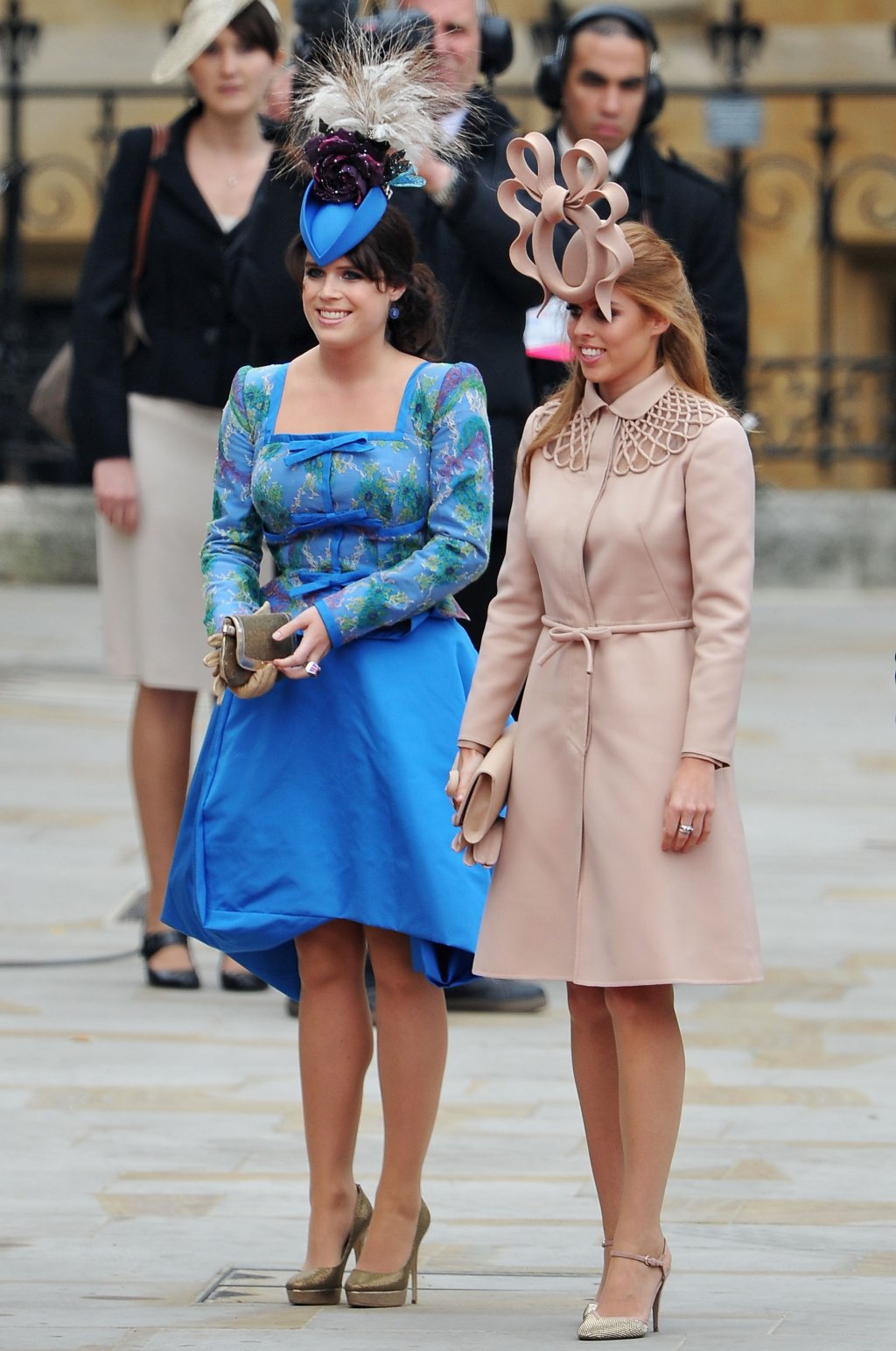 Casamento real: princesas Beatrice e Eugenie choraram por críticas a looks