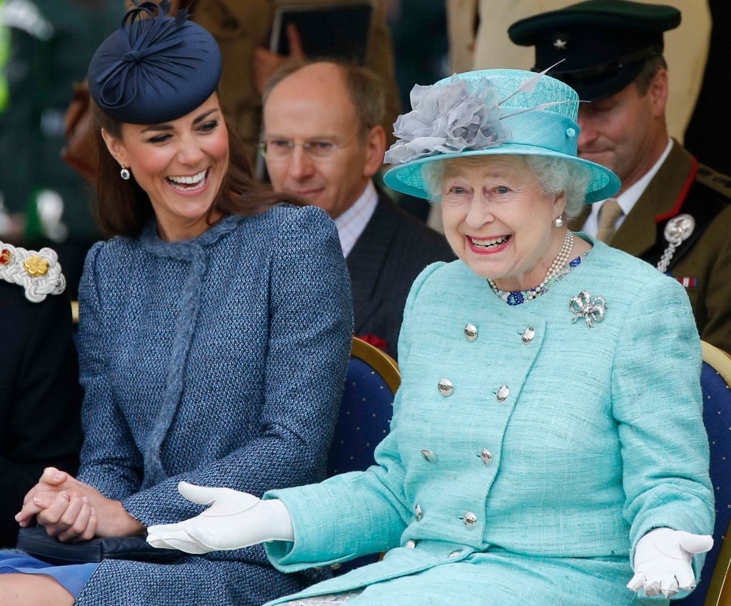 Mais que migas, friends! Kate Middleton e Rainha Elizabeth dividem joias