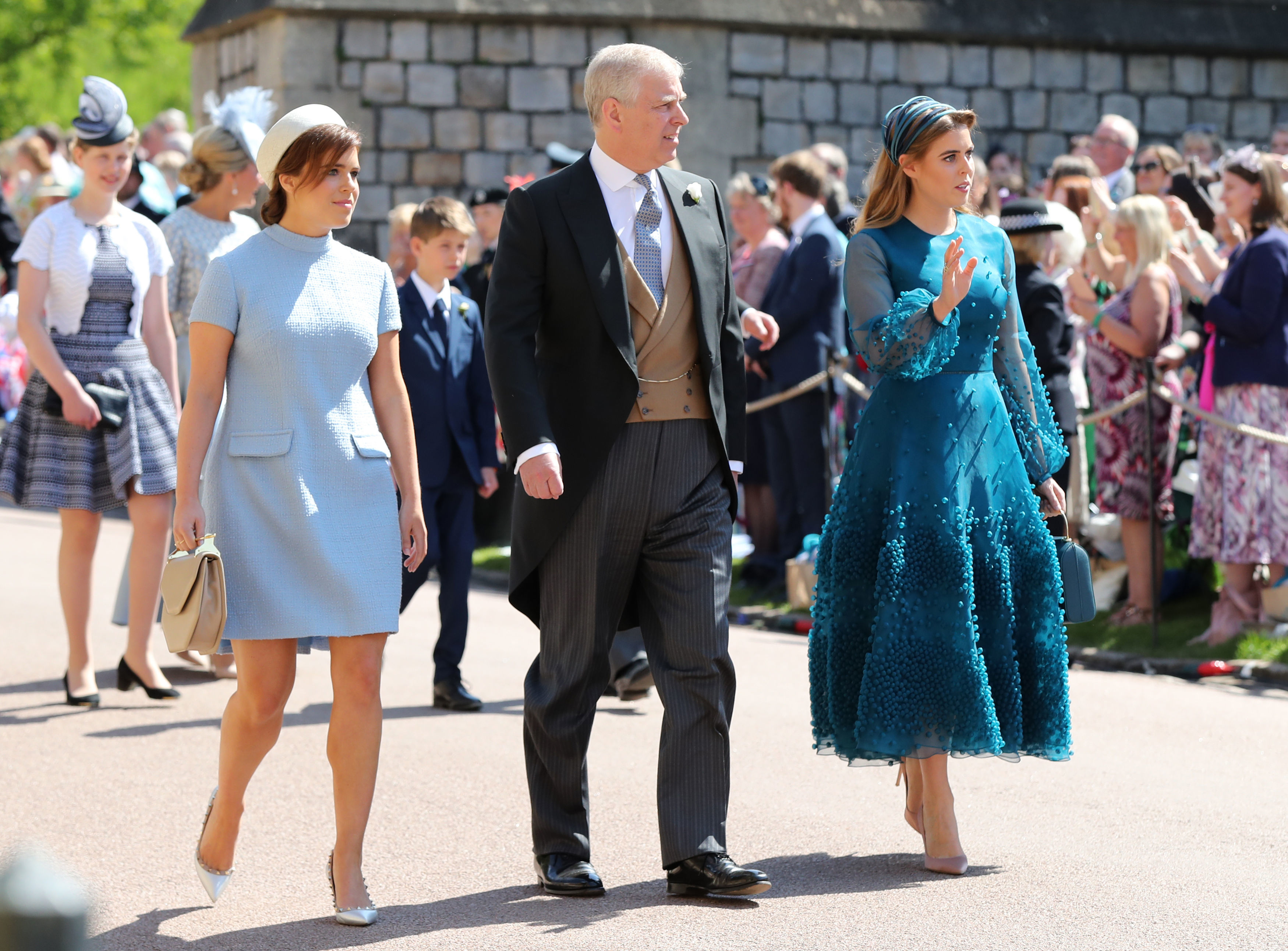 princesas-beatrice-eugenie-look-casamento-real Eugenie e Beatrice com o pai, o príncipe Andrew, no casamento do príncipe Harry e Meghan Markle.