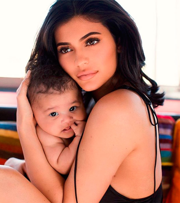 Esta foto de Kylie Jenner e Stormi virou uma nail art diferentona!