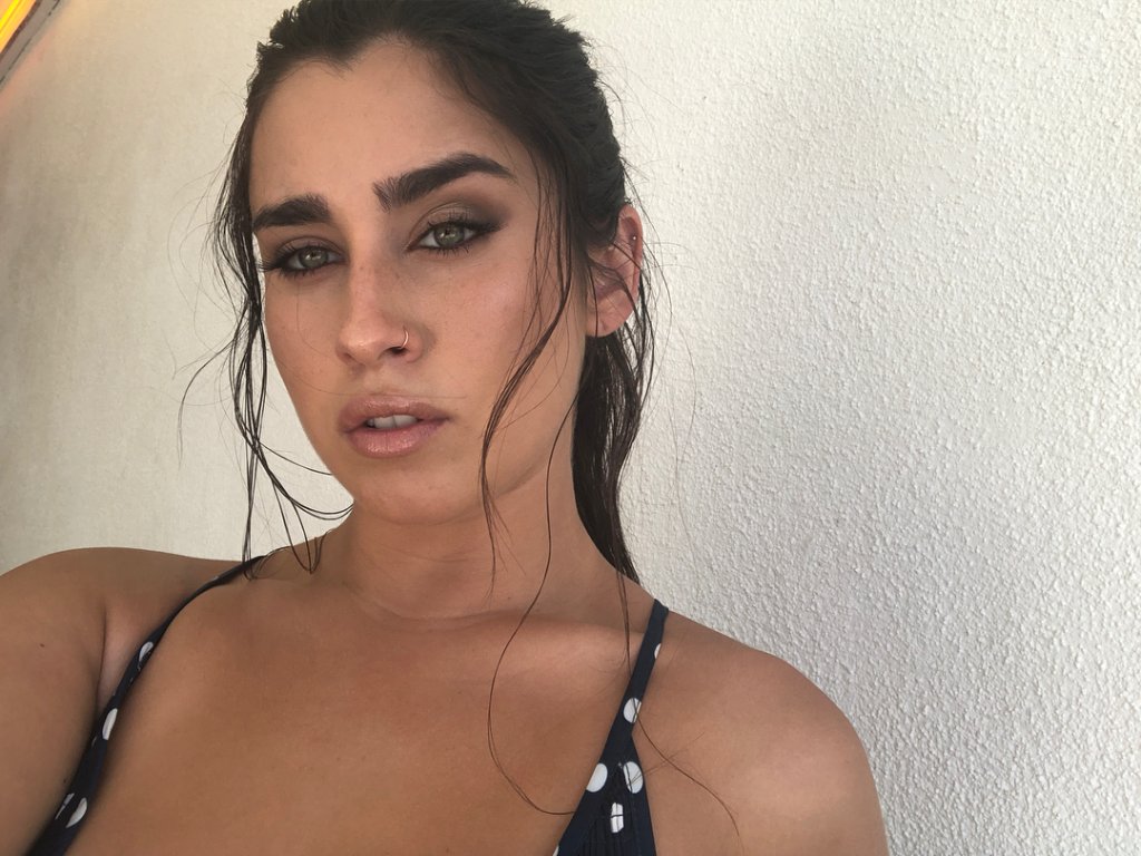 Lauren Jauregui responde shade de comediante ao Fifth Harmony no VMA