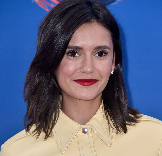 make-cabelo-famosas-teen-choice-awards-2018-nina-dobrev Nina Dobrev sorridente posando para foto e usando camisa amarela.
