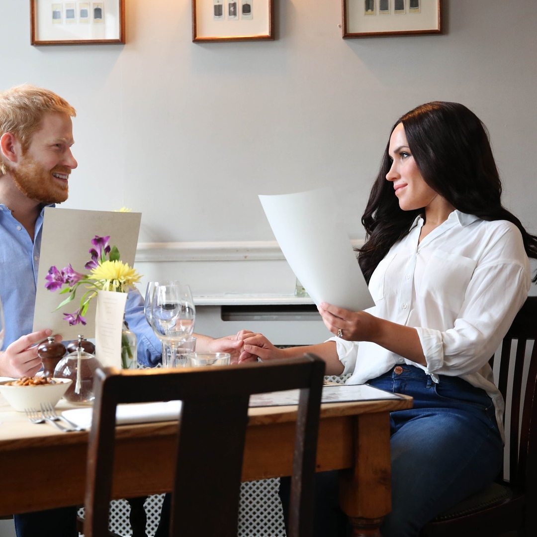 meghan-markle-principe-harry-estatua-de-cera-restaurante meghan-markle-principe-harry-estatua-de-cera-restaurante
