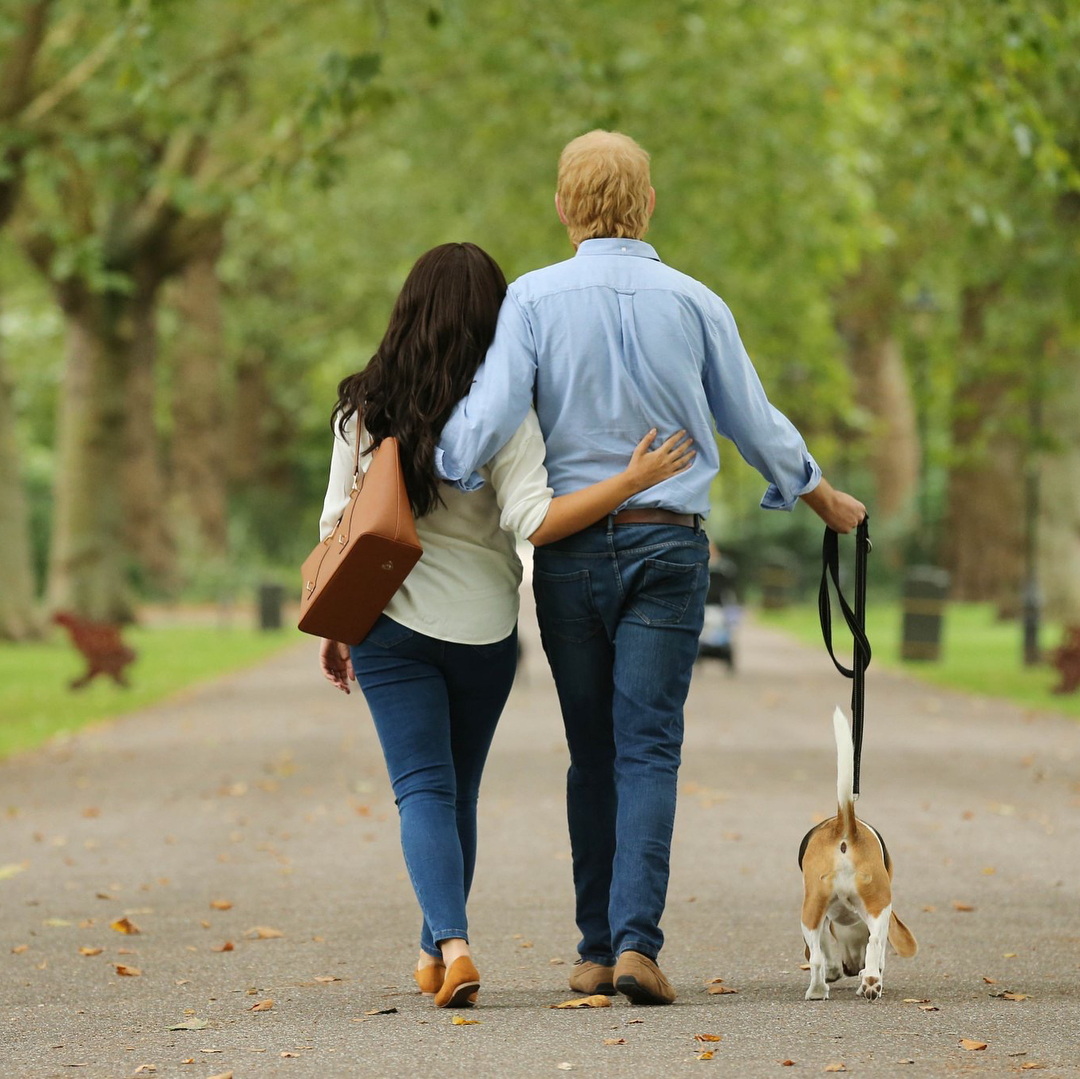 meghan-markle-principe-harry-passeando-cachorro-estatua-de-cera