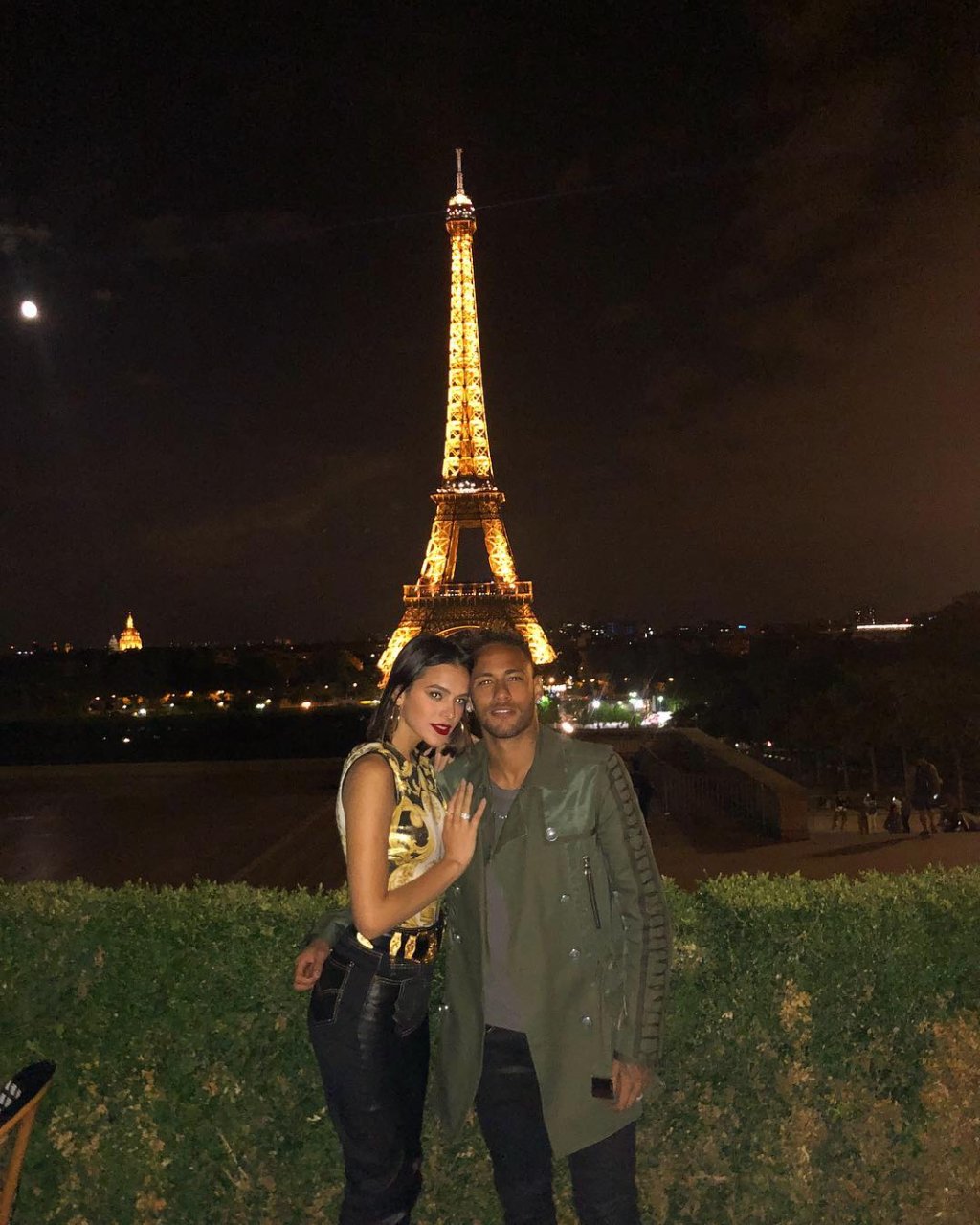 Após date na Torre Eiffel, Neymar zoa habilidades de Marquezine no futebol