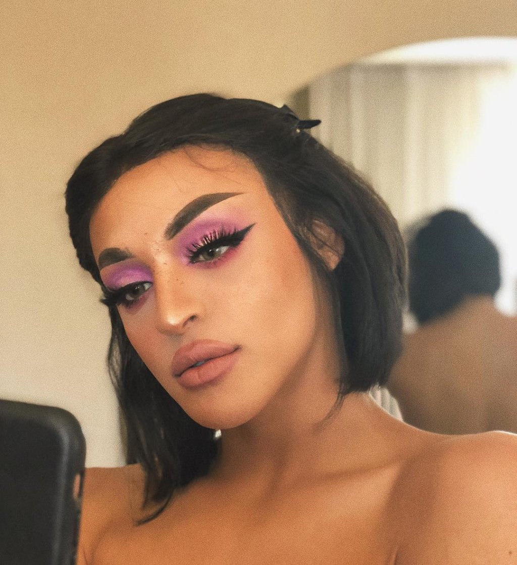 Pabllo Vittar fica chocada ao ver fã que fez tatuagem em sua homenagem