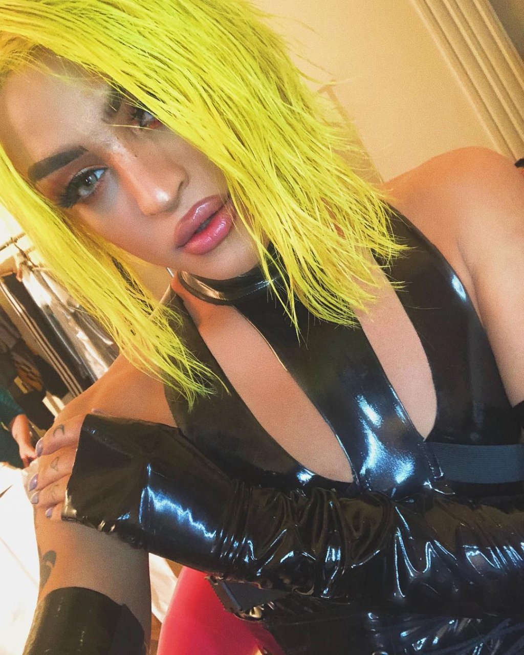 Pabllo Vittar está bem desapegada em sua nova música, Problema Seu