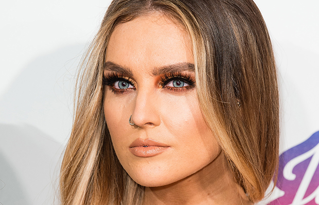 Perrie relembra insegurança da adolescência: ‘não preciso mais escondê-la’