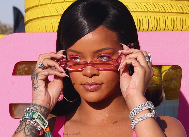 Rihanna estava a verdadeira Barbie foliã na parada do carnaval de Barbados