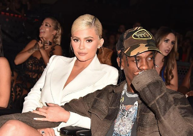 Por que Kylie e Travis Scott não tem fotos juntos no pink carpet do VMAs?