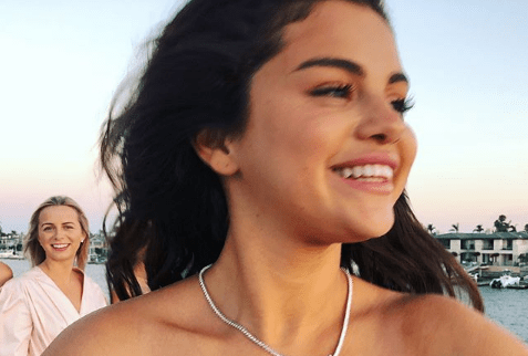 Selena Gomez quebra silêncio sobre estilista: “não é ok eu não ser aceita”