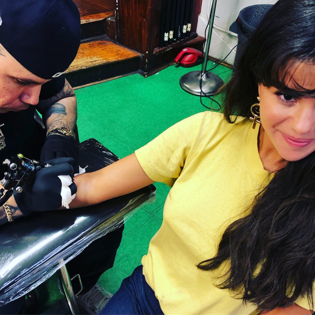 Selena Gomez fez duas tatuagens novas com significados superfofos