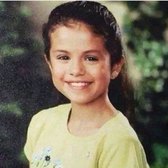 Fofura: será que a Selena Gomez se inspirou na infância para este look?