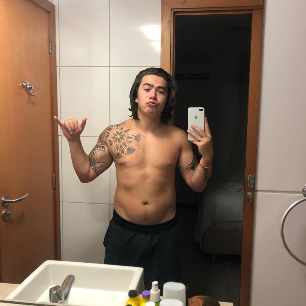 Whindersson Nunes mostra antes e depois de perder 15kgs e é criticado