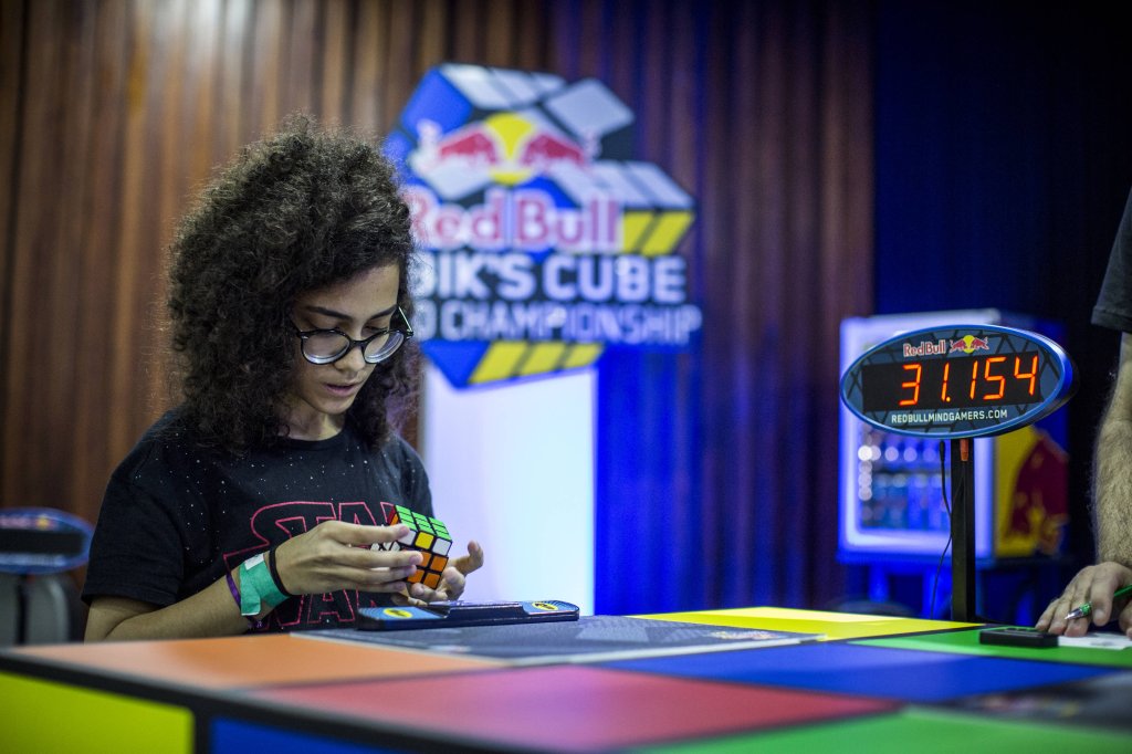 Aos 17 anos, Julia é a única menina brasileira em torneio de cubo mágico