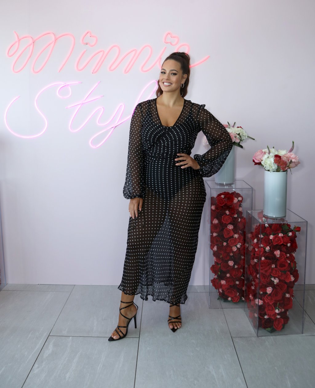 Look do Dia: Transparência e poás no vestido lindo da Ashley Graham