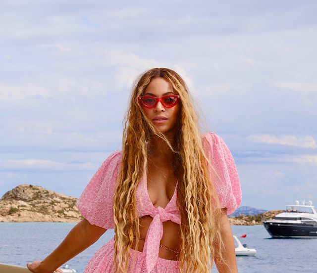 Beyoncé usou uma bolsa de marca brasileira em seu look de aniversário