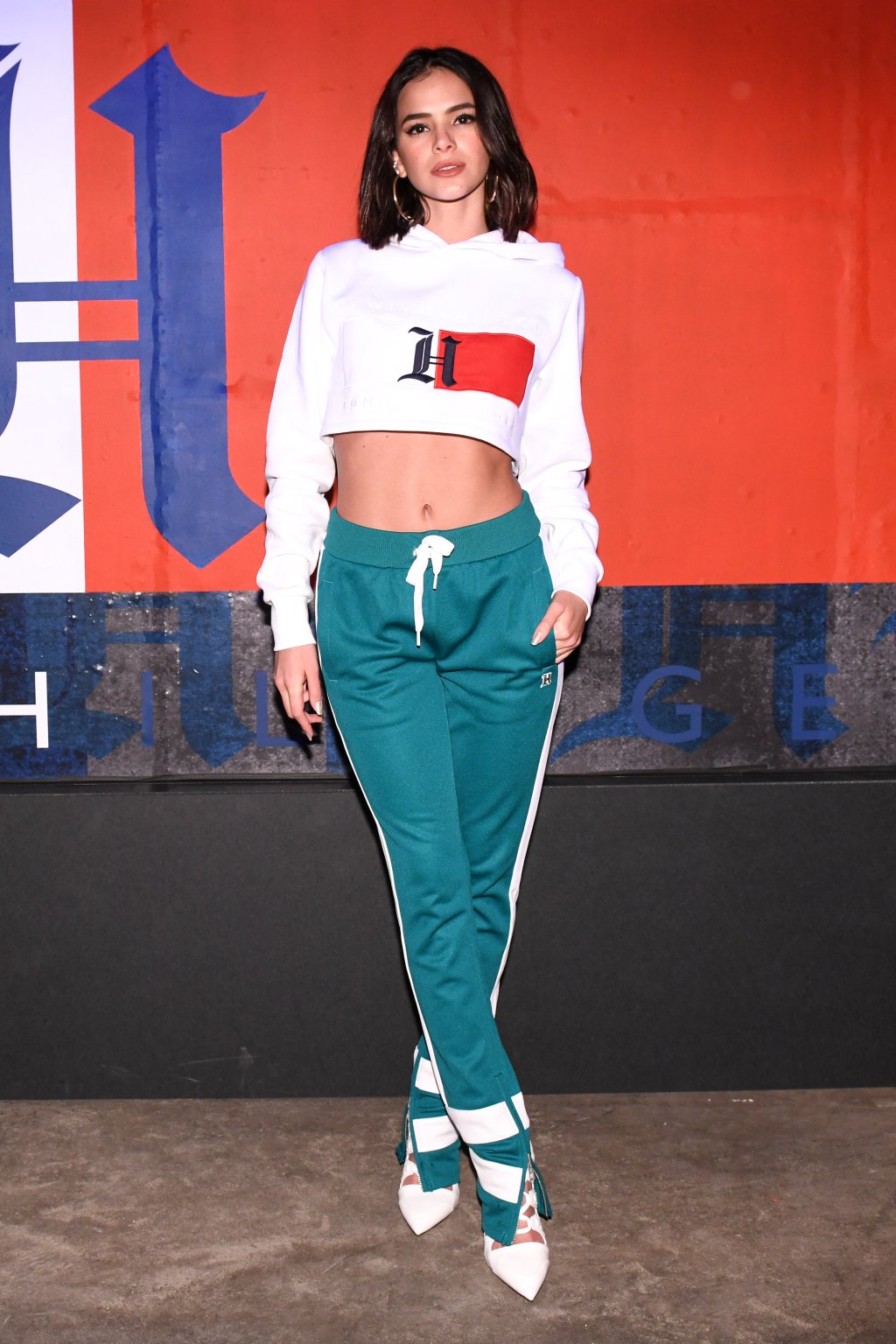 Look do Dia: Bruna Marquezine inova no moletom e aposta na versão cropped