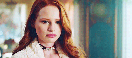 Madelaine Petsch, de Riverdale, usou um pão como… acessório de cabelo!