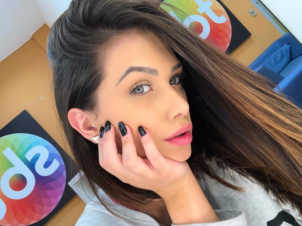 Flávia Pavanelli tem gostado de pele naturalzinha que não é feita com base