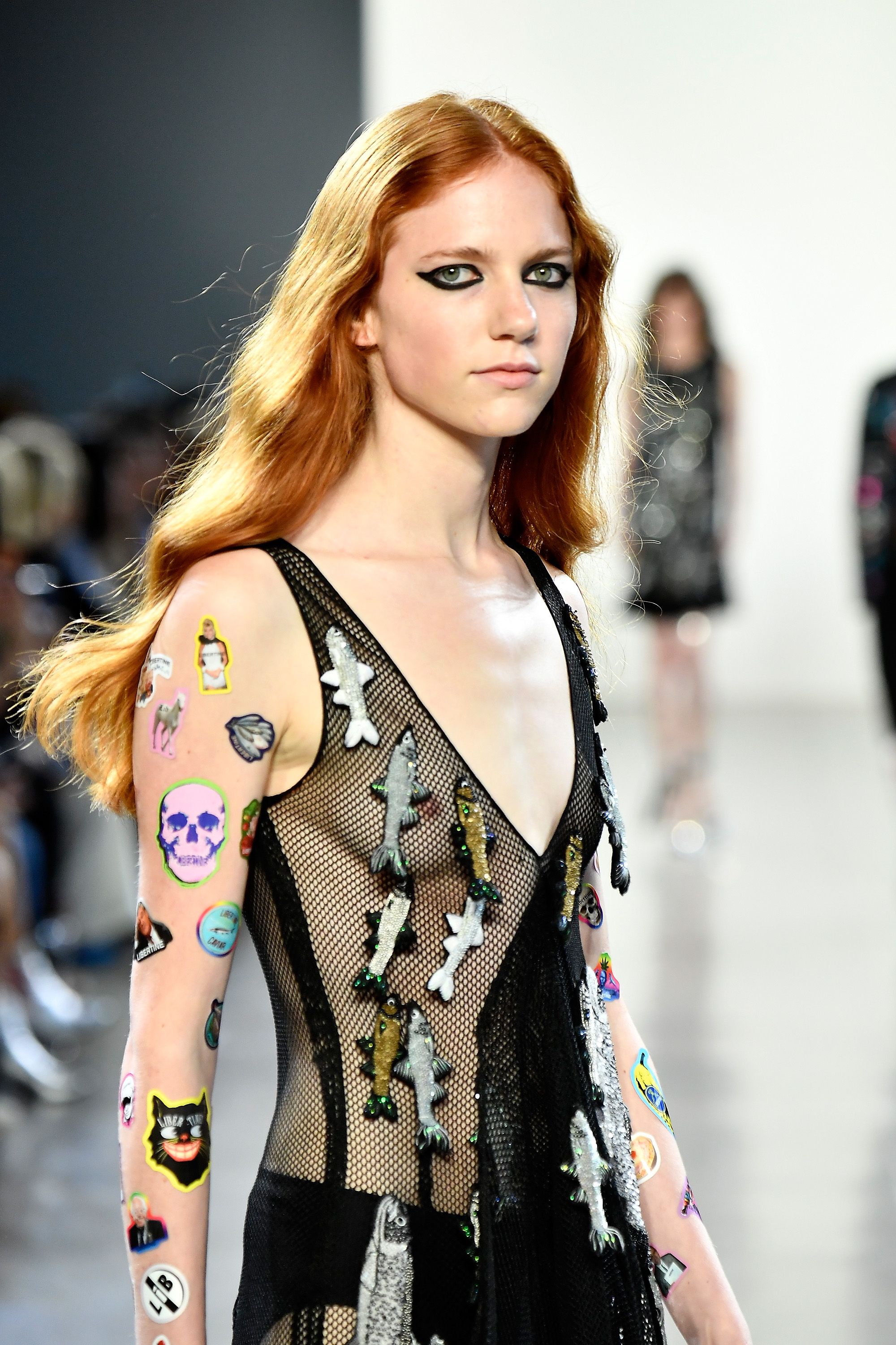 Libertine-adesivos-desfile marca cola adesivo no corpo das modelos em desfile da NYFW