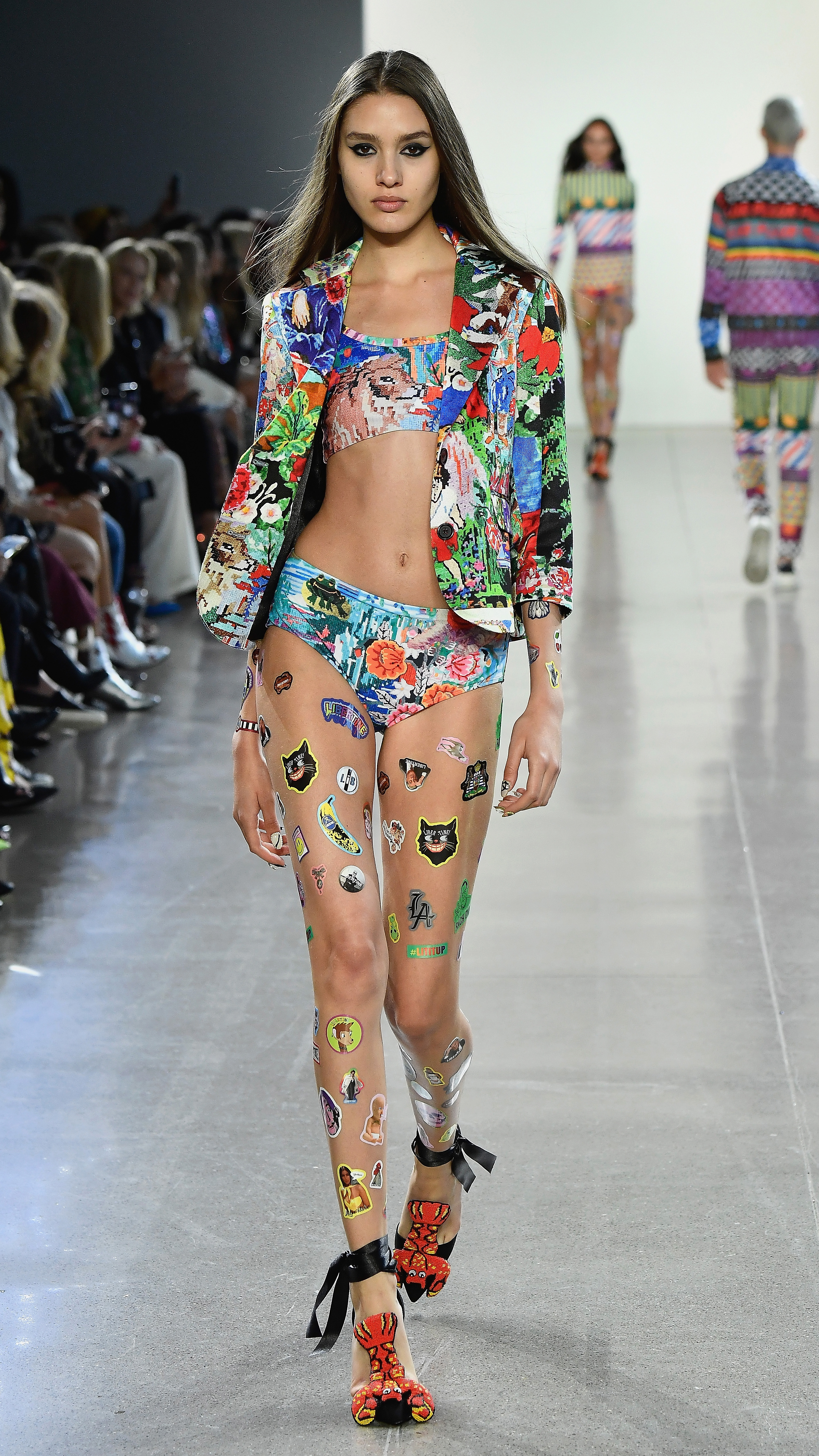 Libertine-adesivos-desfile marca cola adesivo no corpo das modelos em desfile da NYFW
