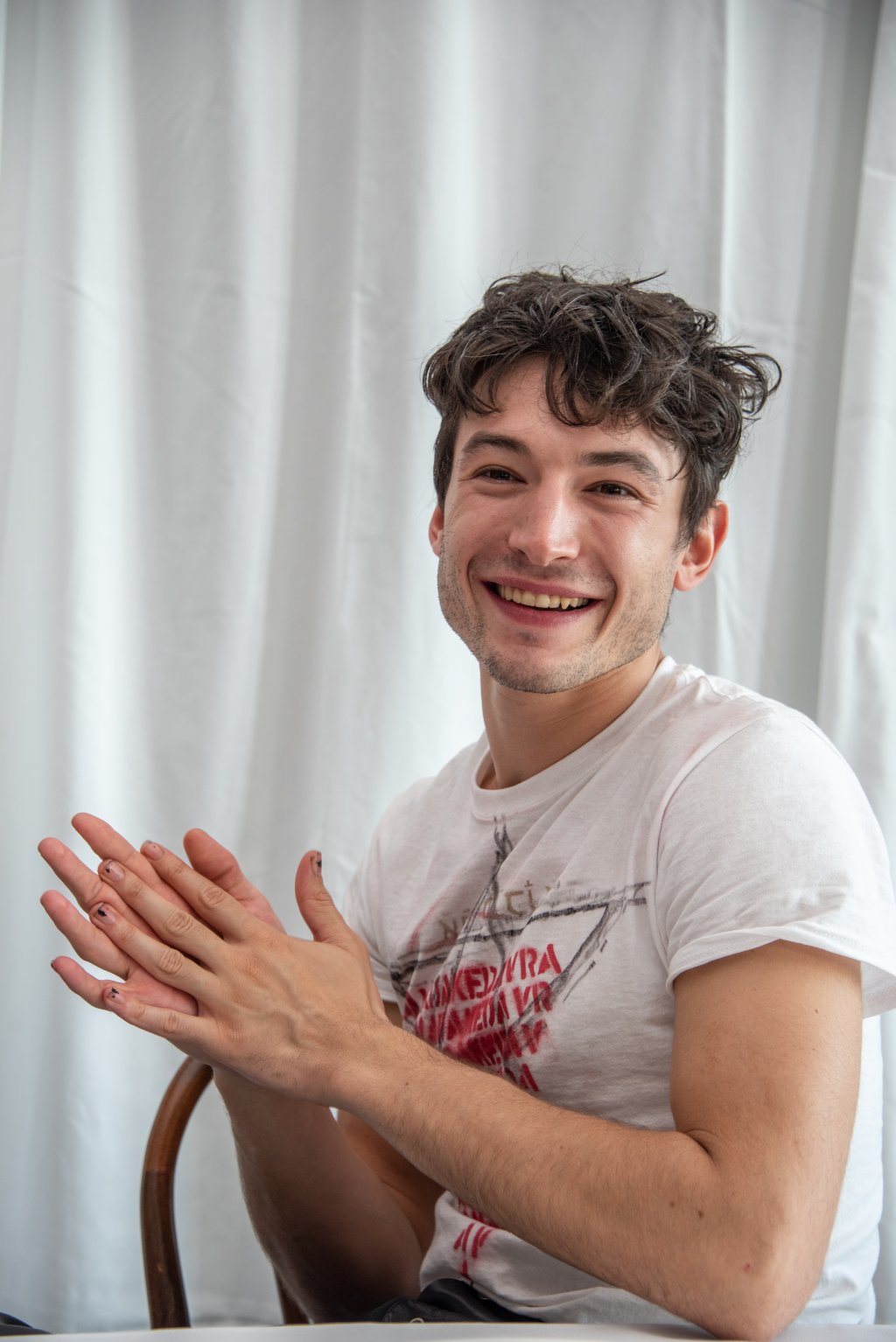 Ezra Miller enforca fã na Islândia em “brincadeira”. Veja o vídeo!