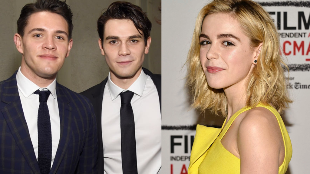 KJ Apa e Casey Cott, de Riverdale, e atriz de Sabrina radicalizam o visual