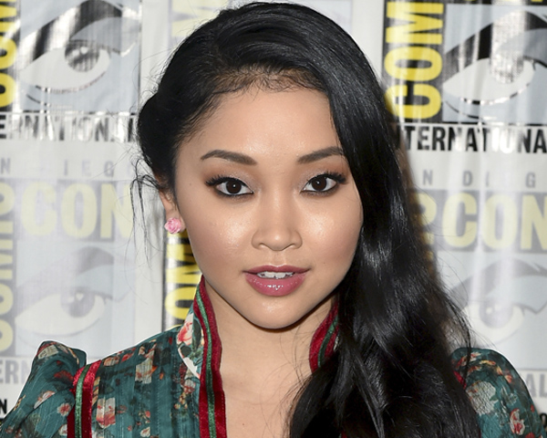 lana-condor-maquiagem-lapis-preto