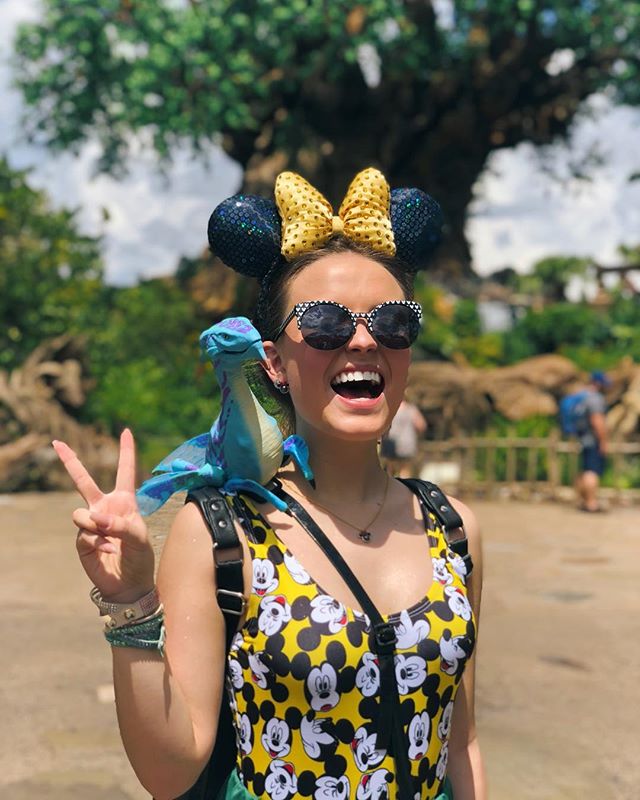 Larissa Manoela está usando vários looks temáticos na Disney