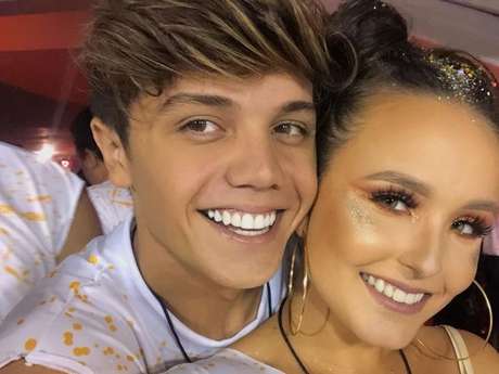 Larissa Manoela e Leo Cidade trocam declarações lindas por 1 ano de namoro