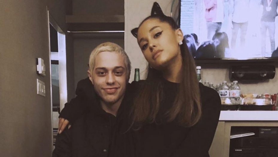 Pete Davidson cobre tattoo que fez para Ariana Grande com palavra polêmica